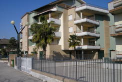 Martinsicuro affittasi a mt 100 dal mare in palazzina seminuova… Martinsicuro affittasi a mt 100 dal mare in palazzina seminuova…