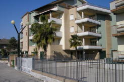 Martinsicuro affittasi a mt 100 dal mare in palazzina seminuova… Martinsicuro affittasi a mt 100 dal mare in palazzina seminuova…